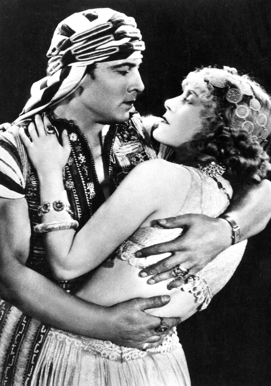 Rudolf Valentino als Ahmed en Vilma Banky als Yasmin in Son of the Sheik 1926, c.1930 door American Photographer