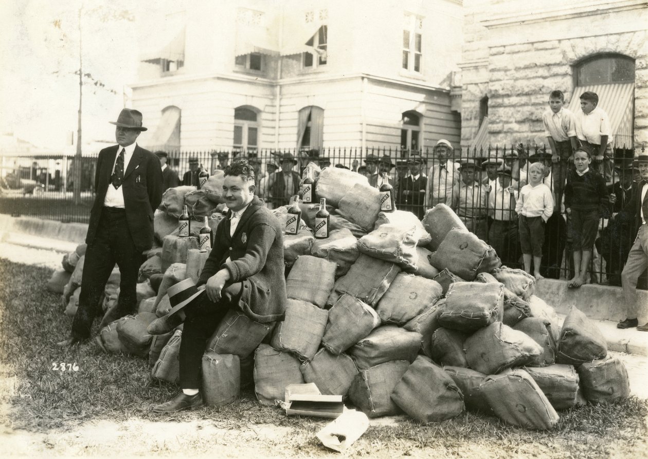 Sheriff Allen met drank buiten de Dade County Jail, Florida, 1922 door American Photographer