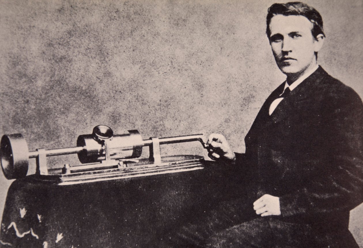 Thomas A. Edison zittend bij zijn uitvinding, de fonograaf, 1878 door American Photographer