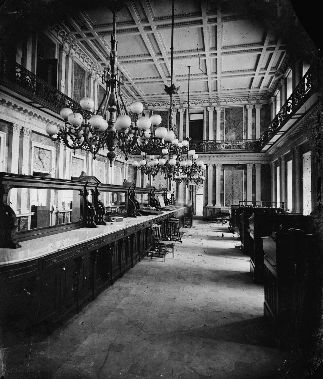 Ministerie van Financiën in Lincolns tijd (kasruimte - achter de bureaus) door American Photographer
