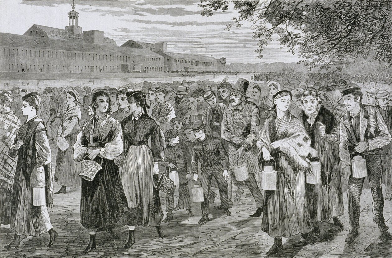 Mannen en vrouwen die de molen verlaten na het werk, met lunchpakketten, 1868 door American School