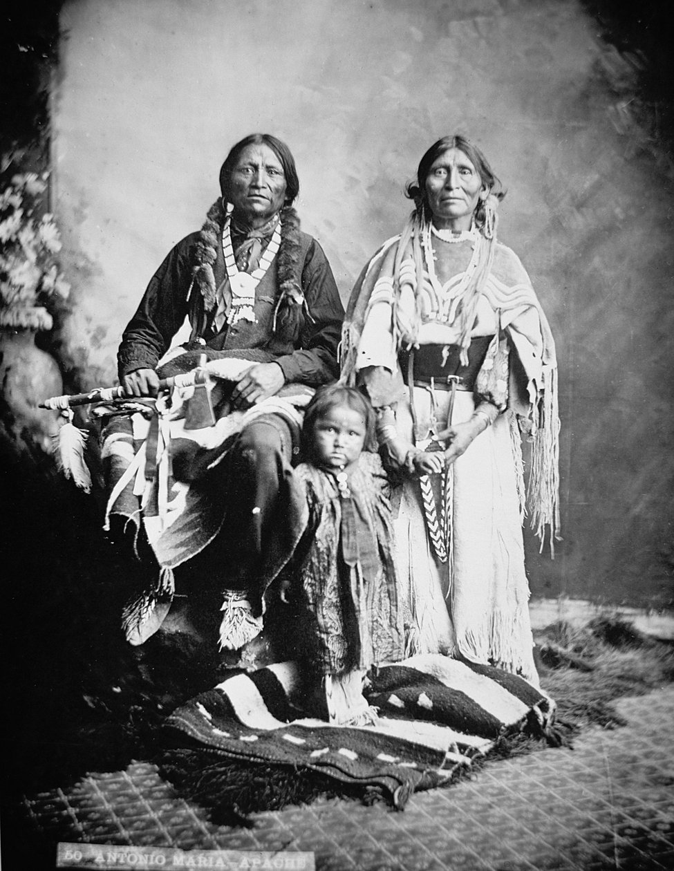Apache Chief Antonio Maria met zijn familie door American Photographer