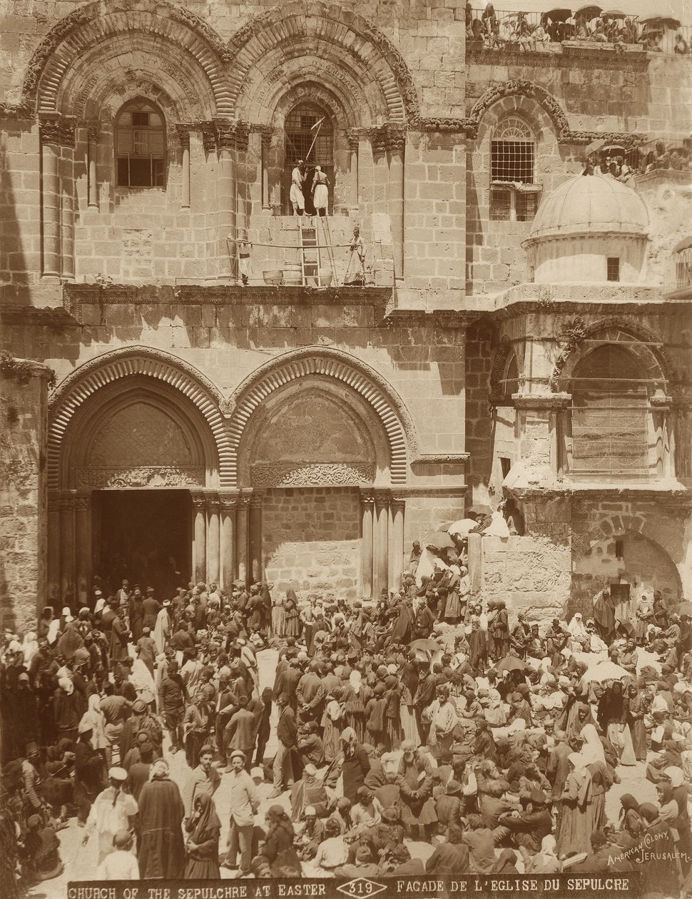Kerk van het Heilig Graf, Jeruzalem, met de binnenplaats vol pelgrims verzameld voor Pasen, 1898-1911 door American Photographer