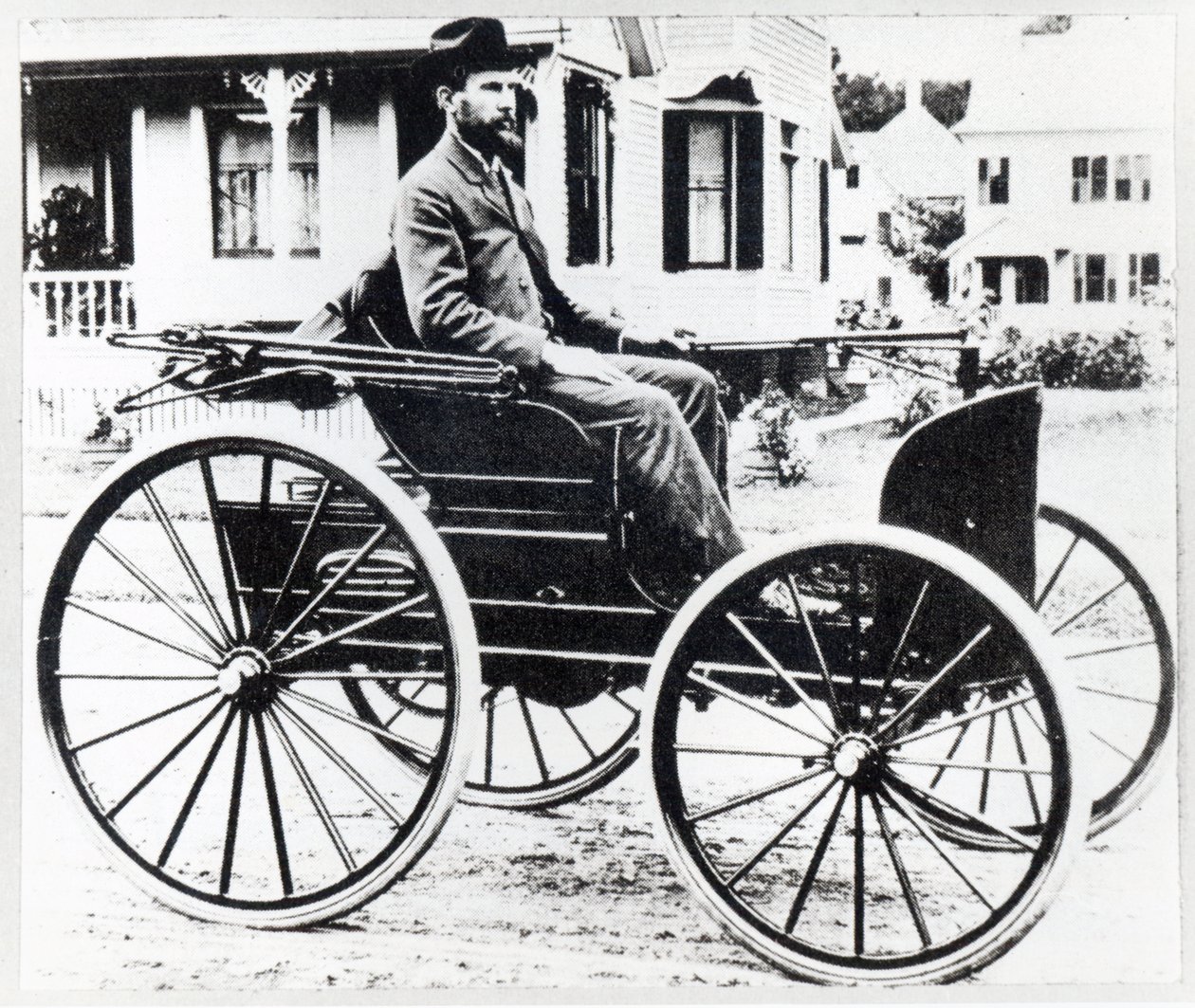 Eerste Amerikaanse auto, ontworpen en gebouwd door Charles en Frank Duryea door American Photographer