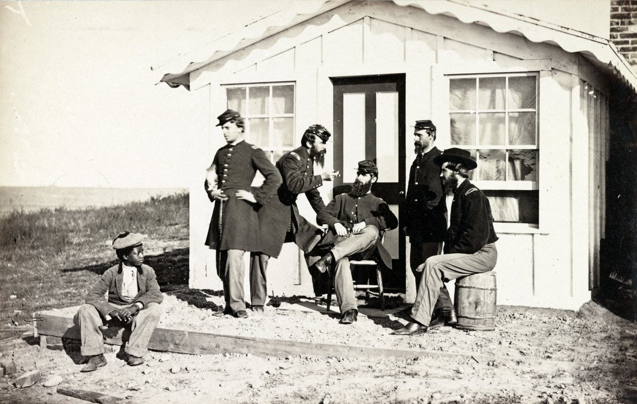 Vijf soldaten uit de Burgeroorlog verzameld op een veranda, Afro-Amerikaanse jongen zit bij hen, 1861-65 door American Photographer
