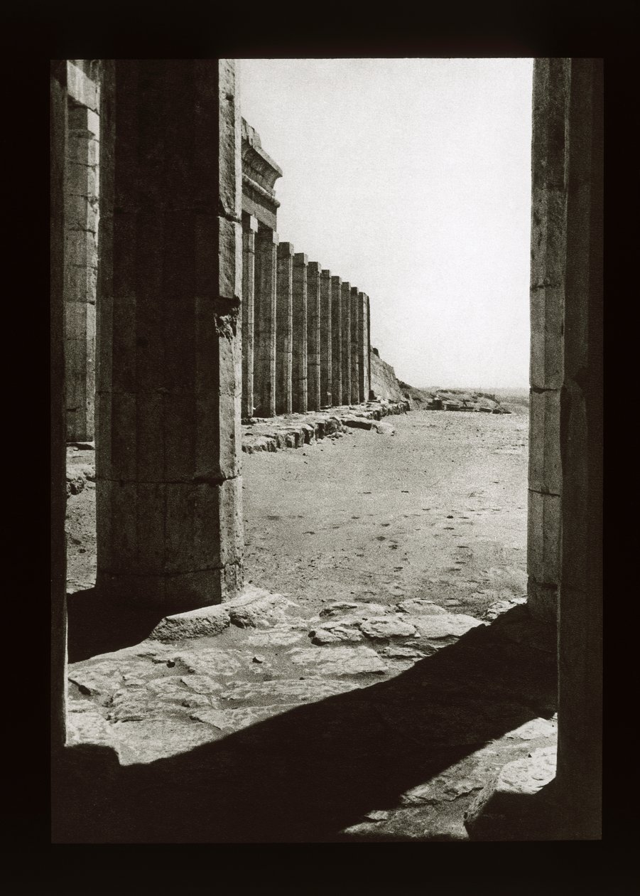 Voorhof van de Tempel van Hatsjepsoet, Deir El-Bahri door American Photographer