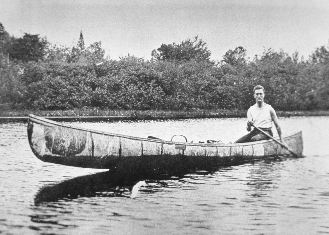 Franklin D. Roosevelt peddelt een berken kano op Campobello Island, New Brunswick door American Photographer