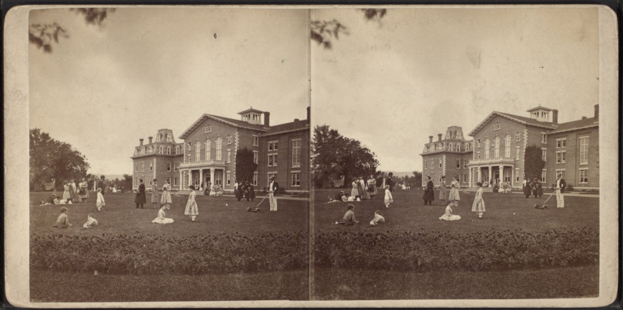 Voorkant van het Landhuis en gazon, Oneida Community, New York State, circa 1870 door American Photographer