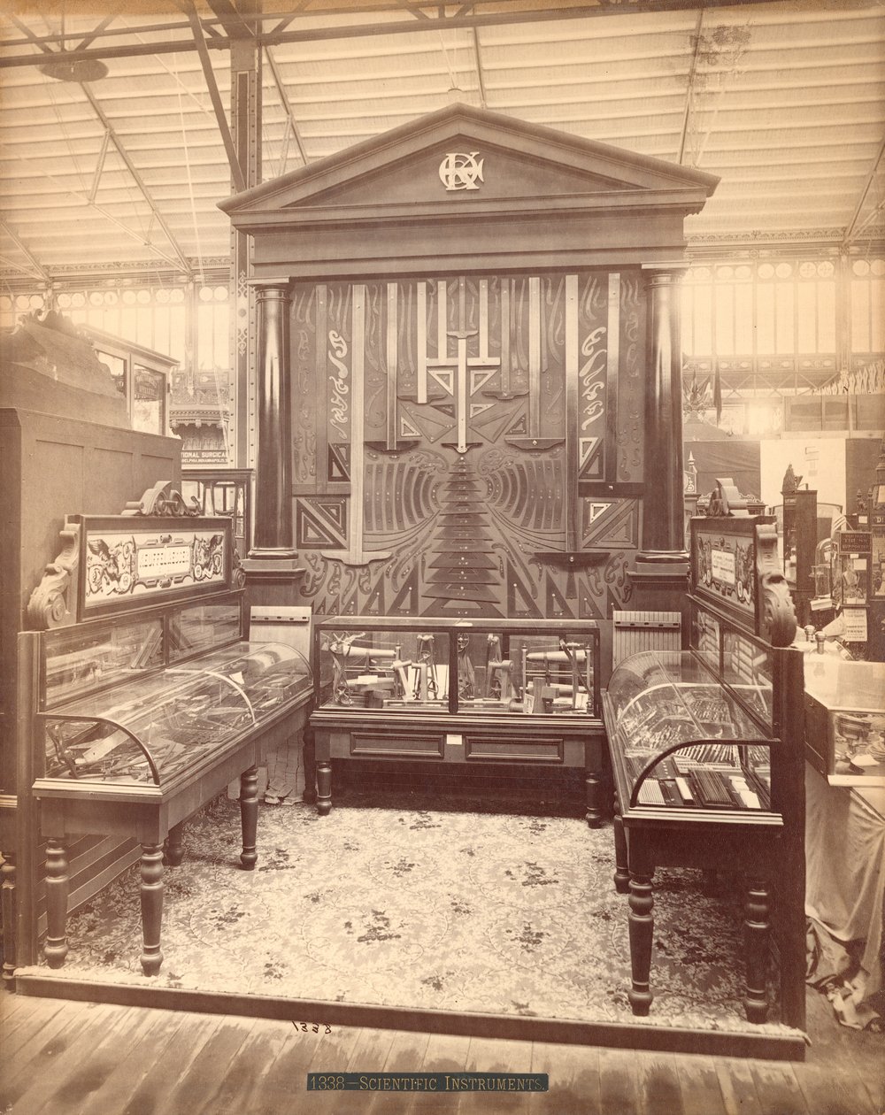 Kuffel & Essers Tentoonstelling, Hoofdgebouw, Centennial International Exhibition, Philadelphia, 1876 door American Photographer