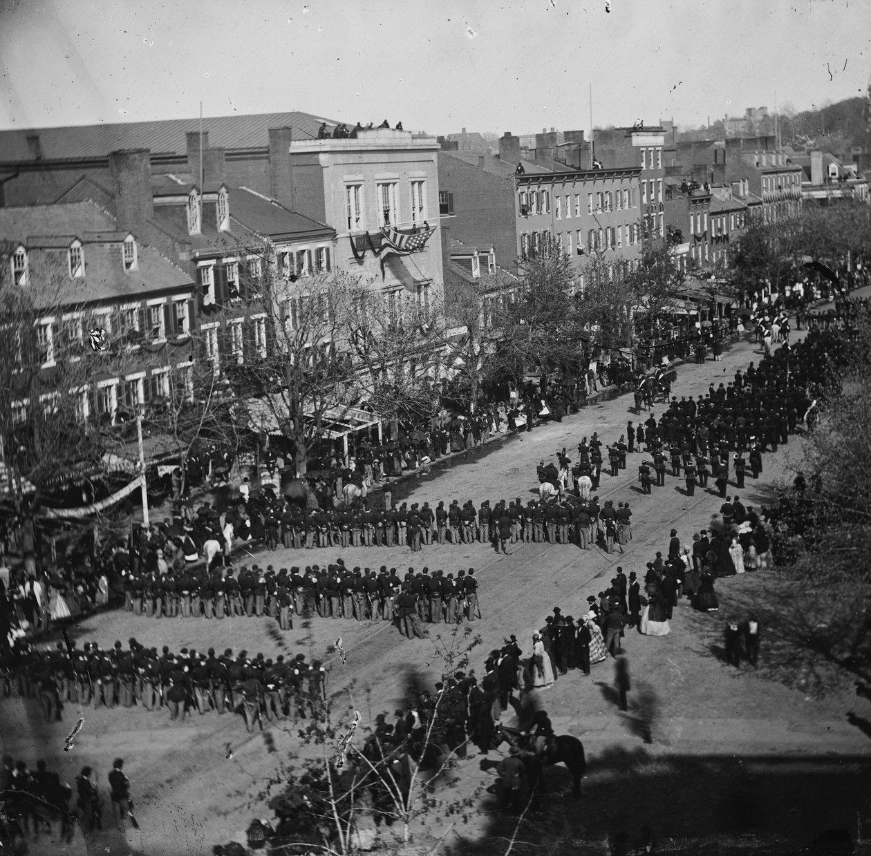 Lincolns begrafenis op Pennsylvania Ave., Washington, D.C., 19 april 1865 door American Photographer