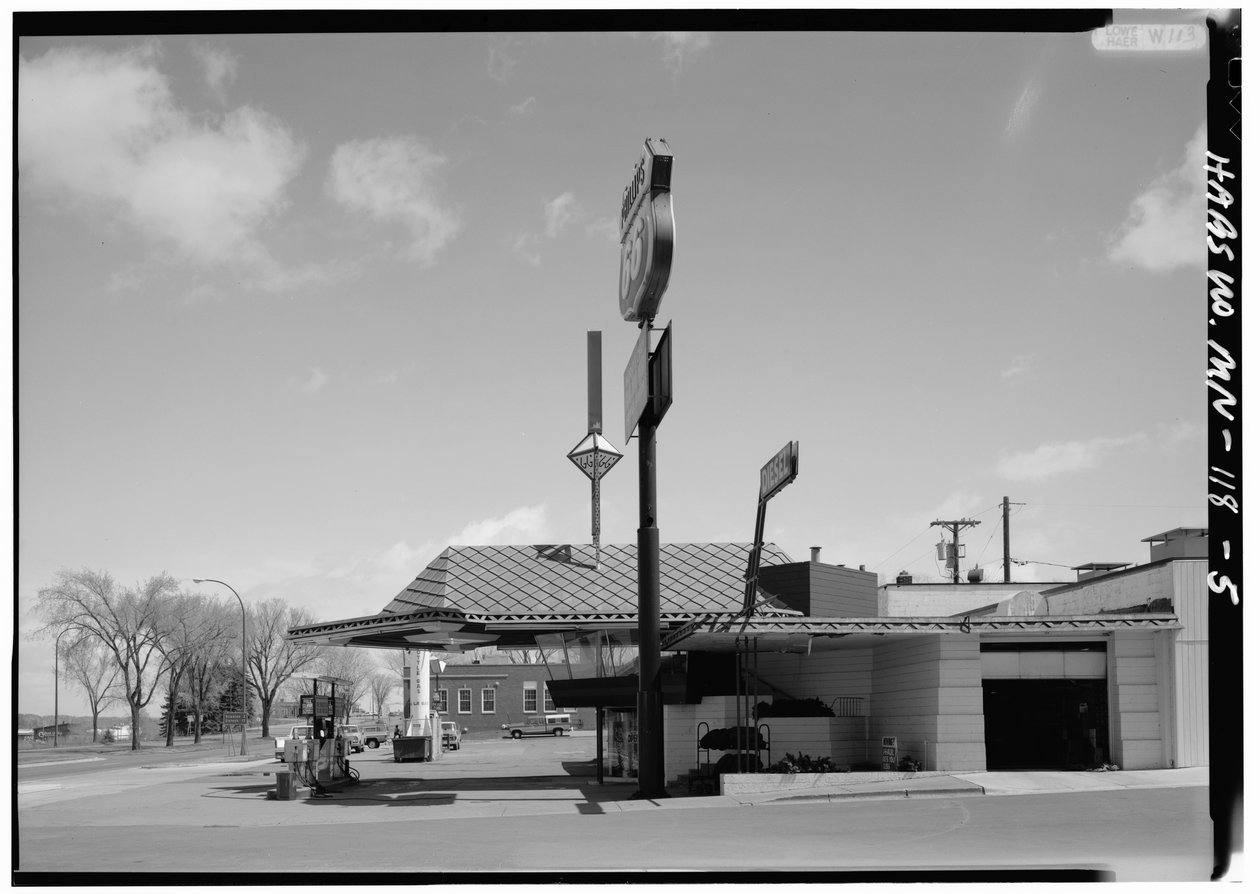 Lindholm Oil Company Service Station, Cloquet, Minnesota door American Photographer