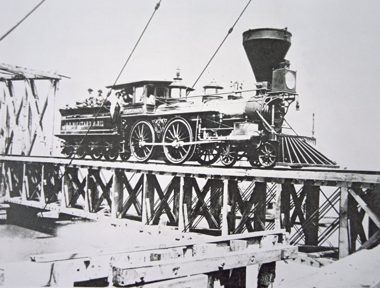 Locomotief van de Amerikaanse militaire spoorwegen (Union Army) die een brug over de Potomac-rivier oversteekt door American Photographer