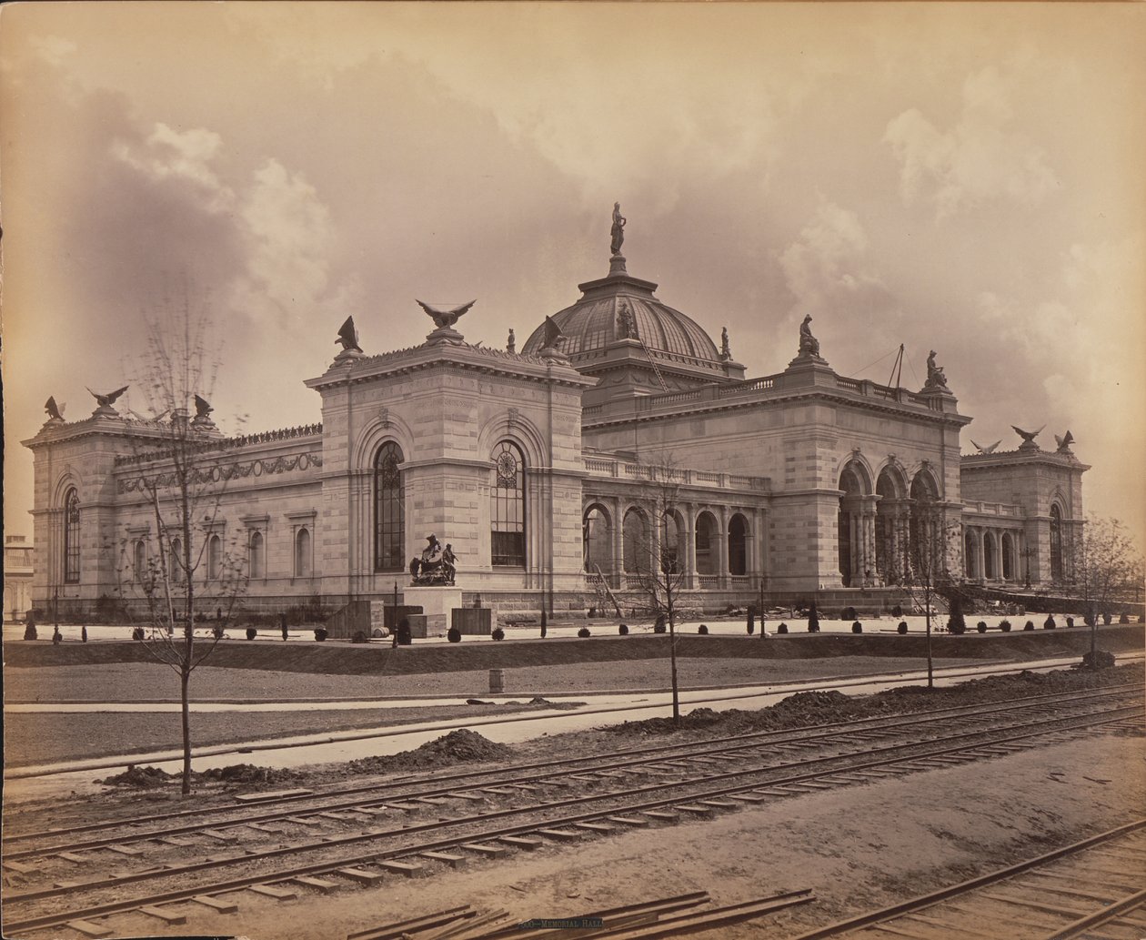 Memorial Hall van de Centennial Exposition, 1876 door American Photographer