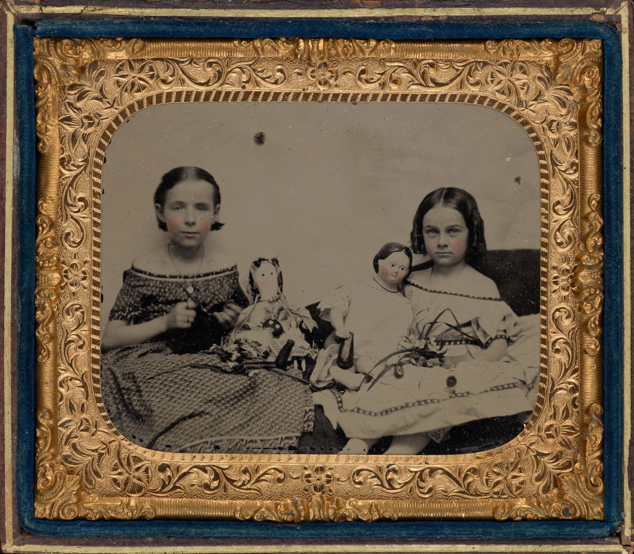 Portret van twee meisjes met poppen,c. 1860 (foto) door American Photographer