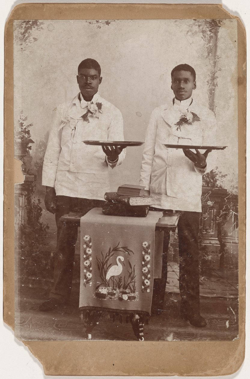 Portret van twee mannen die dienbladen vasthouden,c. 1885 (foto) door American Photographer