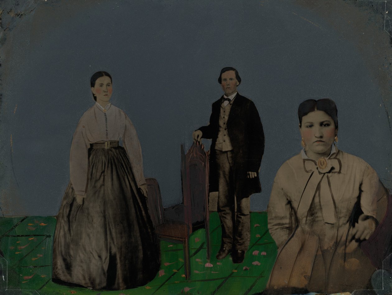 Portret van twee vrouwen en een man,1860 (foto) door American Photographer