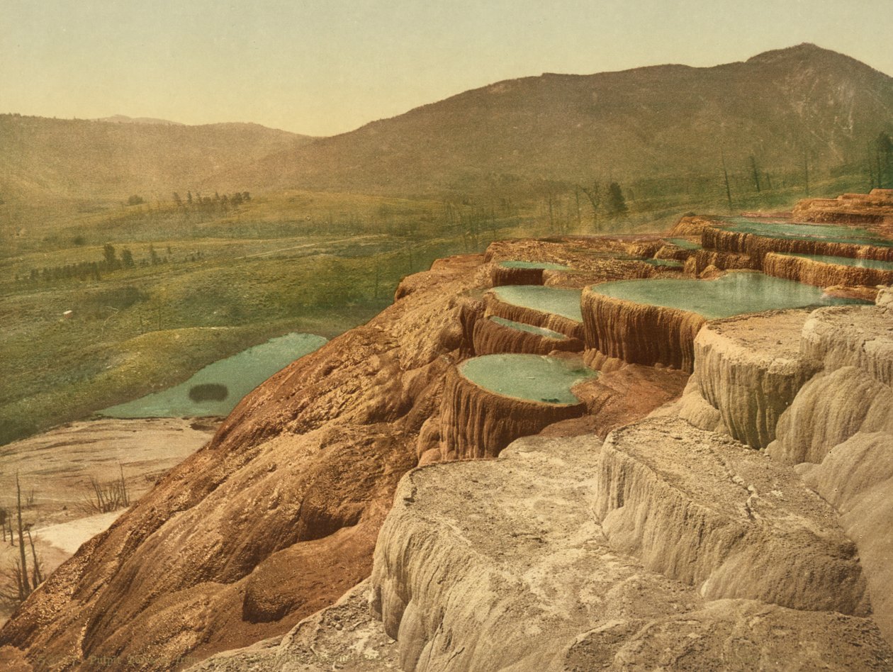 Pulpit Terraces van bovenaf, Yellowstone National Park, ca. 1898 (fotochrom) door American Photographer