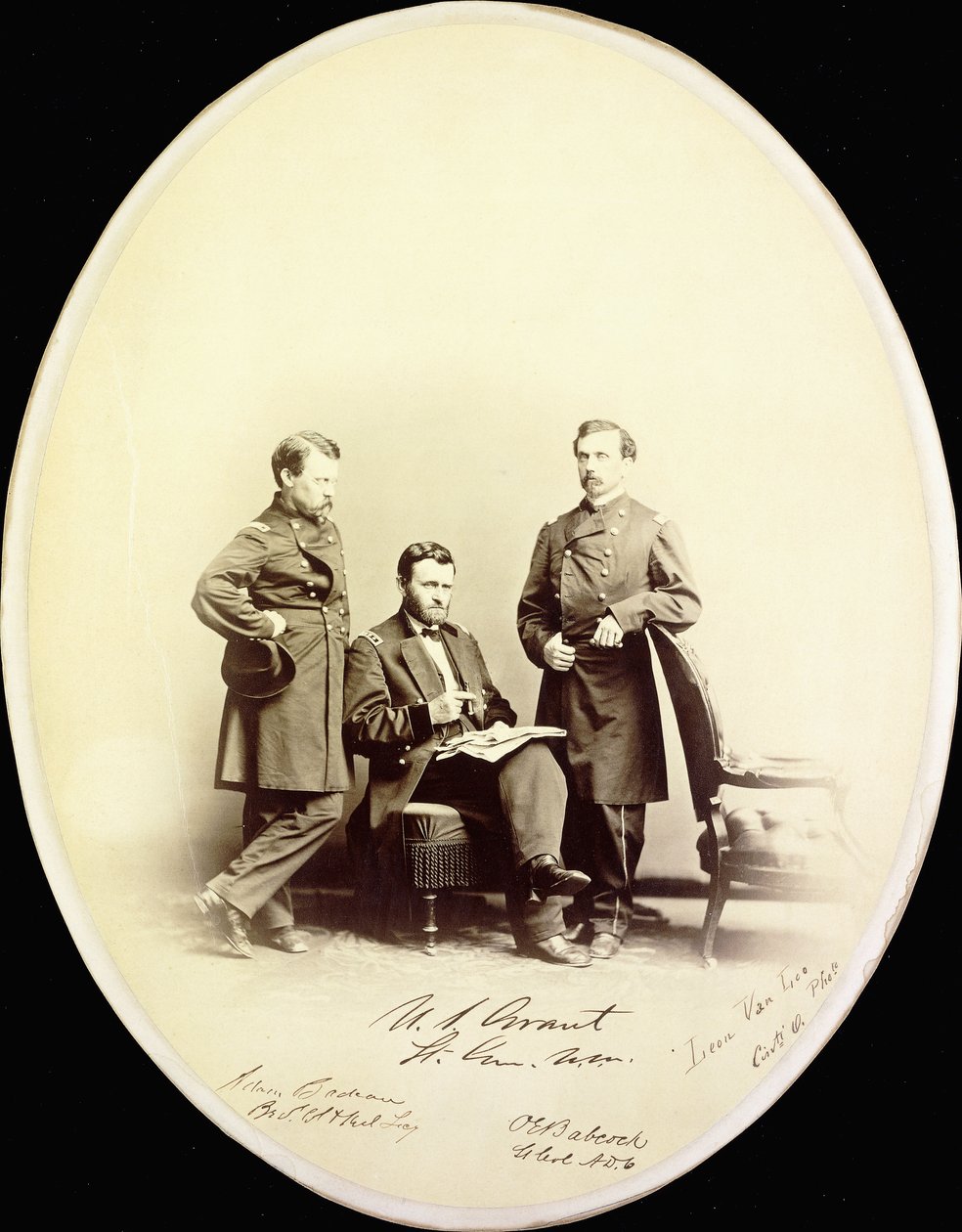 Gesigneerde foto van Ulysses S. Grant en zijn assistenten, Orville E. Babcock en Adam Badeau, in militair uniform, ca. 1865 door American Photographer
