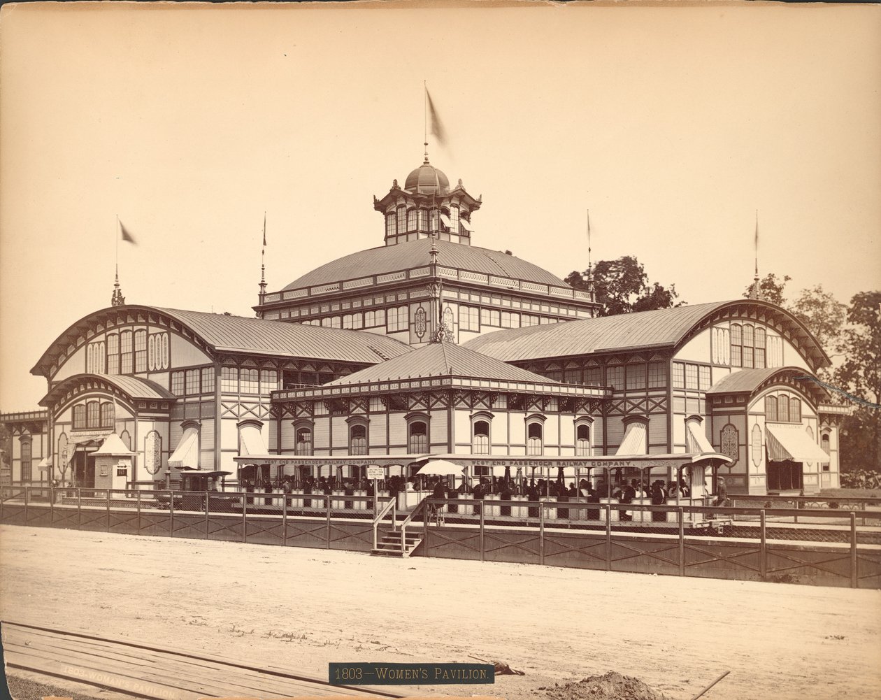 Het Vrouwenpaviljoen, Centennial International Exhibition, Philadelphia, 1876 door American Photographer