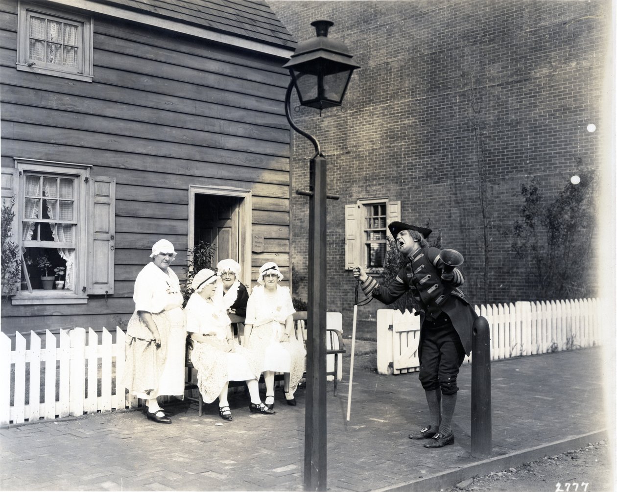 Stadsomroeper op de hoofdstraat, 1926 door American Photographer