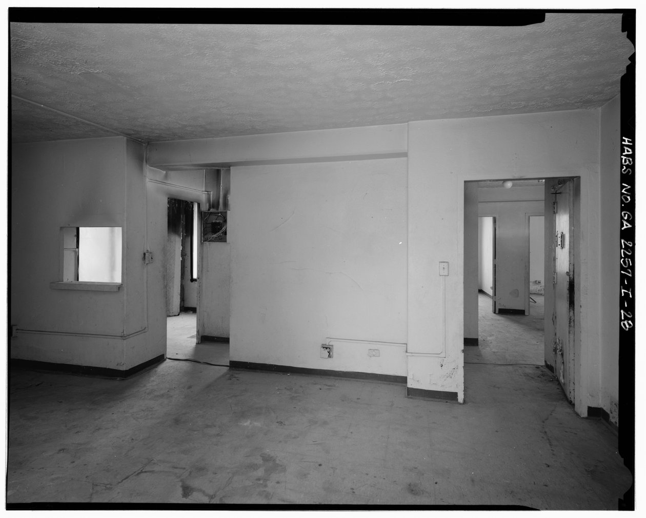 Typische 2-slaapkamer met eetkamer en studeerkamer, gang met toegang tot keuken en badkamer (links), gang naar slaapkamers (rechts) - Techwood Homes, Gebouw nr. 6, 465 Techwood Drive & 119-125 Hunnicutt Street, Atlanta, Fulton County, GA door American Photographer