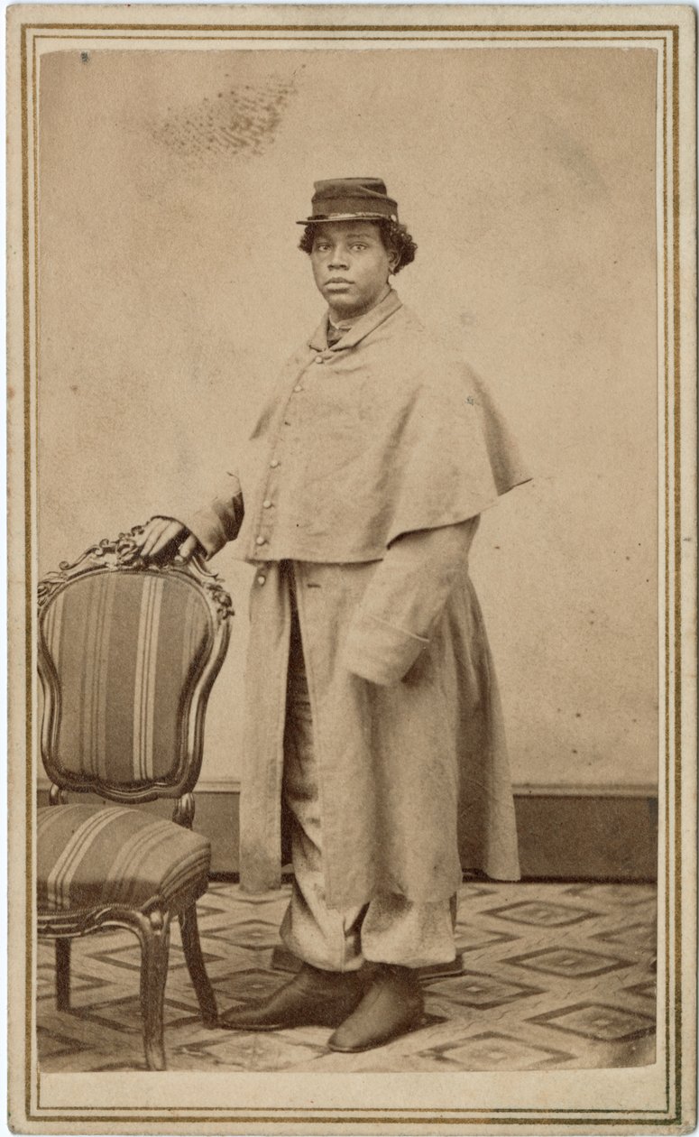 Ongeïdentificeerde Afro-Amerikaanse vrouw in uniform door American Photographer