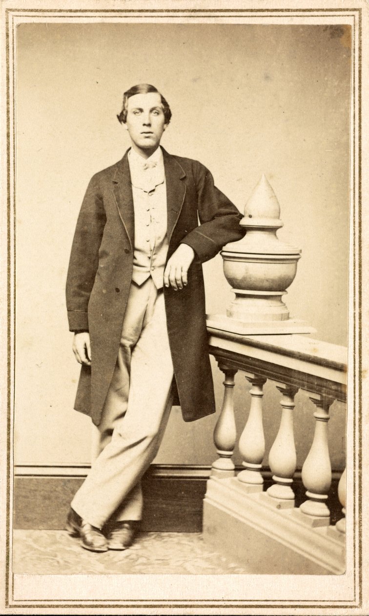 Onbekende man in overjas leunend tegen een pilaar, ca. 1860-75 door American Photographer