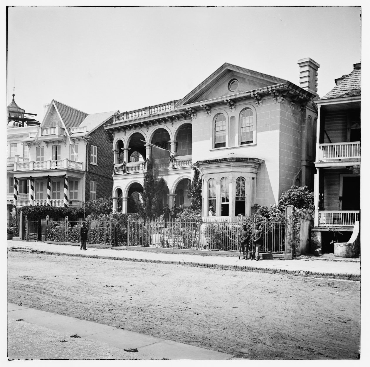 Hoofdkwartier van de Unie op 26 South Battery Street in bezet Charleston, South Carolina door American Photographer