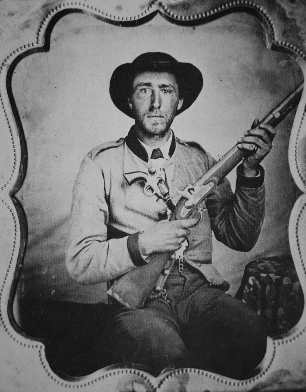 Onbekende soldaat van de Confederatie poseert in de studio van de fotograaf door American Photographer