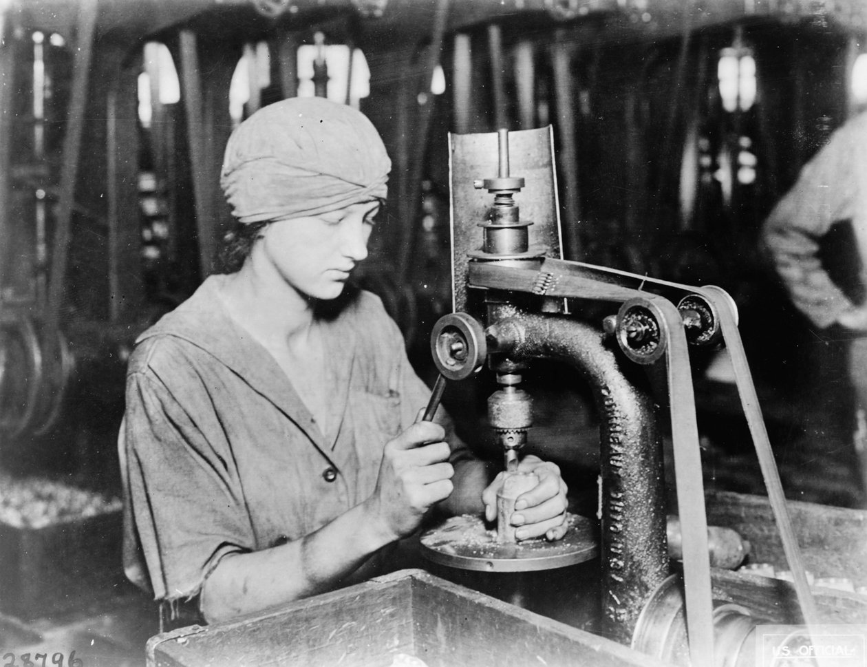 Vrouw verzinkt detonatorbuisgat en vult gat in handgranaat bij Westinghouse Electric & Mfg. Co., East Pittsburgh, Pa., tijdens de Eerste Wereldoorlog, 1914-18 door American Photographer