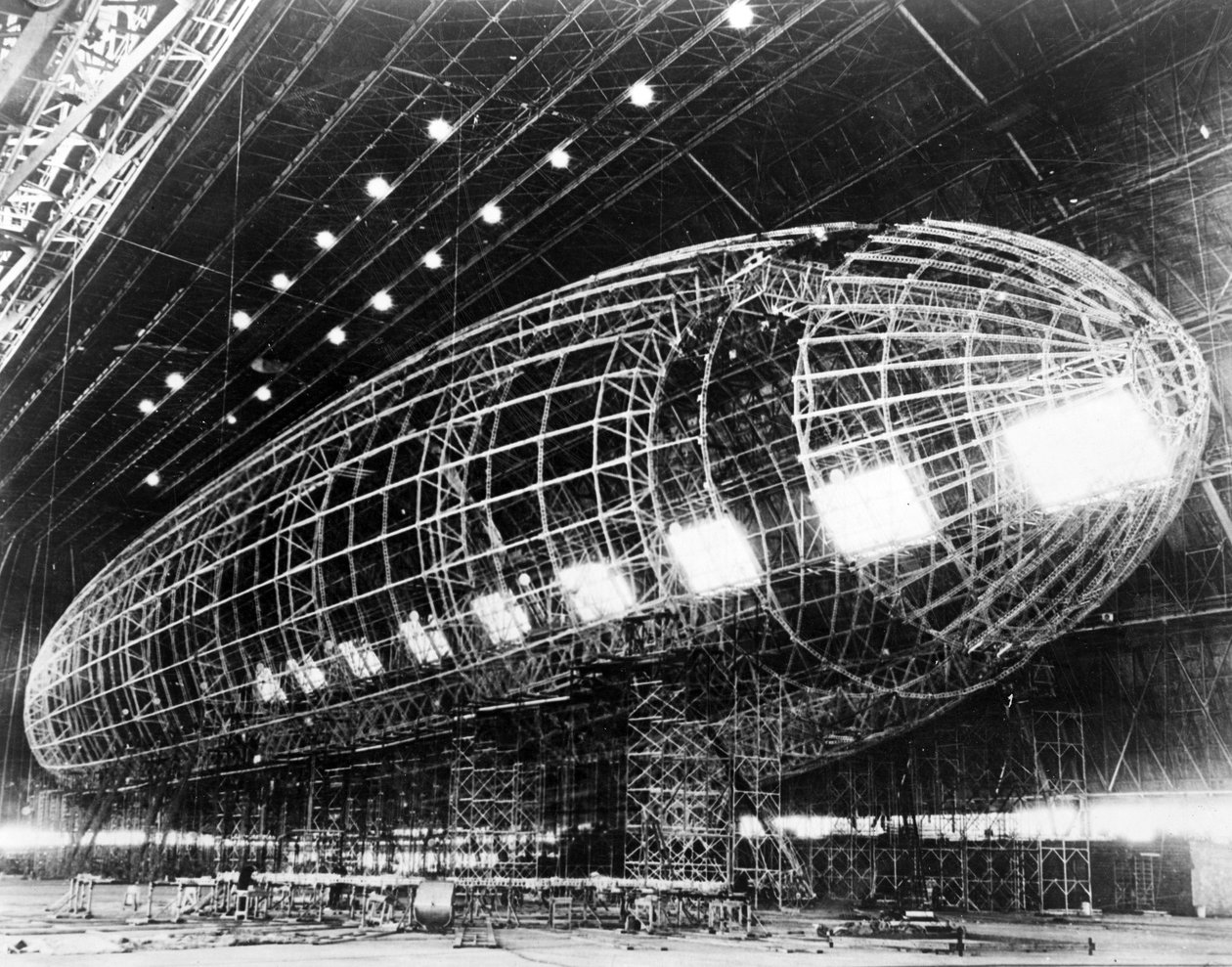 Werelds Grootste Luchtschip bijna voltooid, gepubliceerd in de jaren 1930 door American Photographer