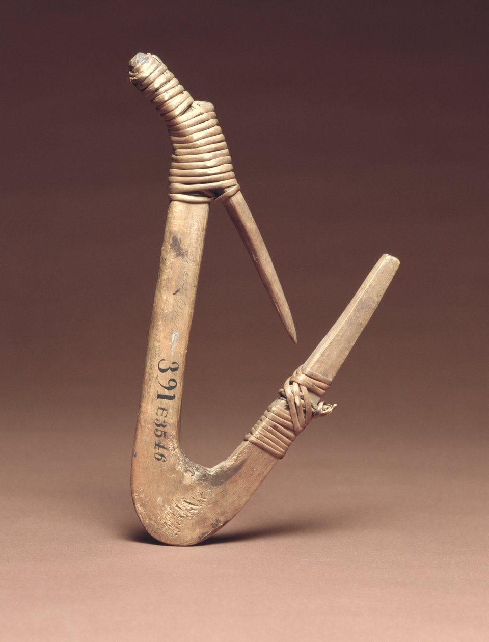 Heilbot haak, ca 1800 (hout en sparrenwortel) door American School