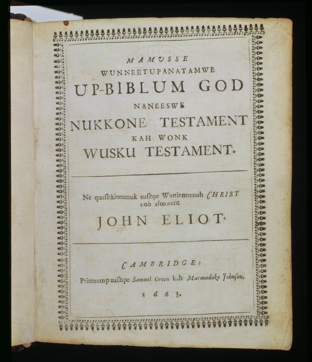 Mamusse Wunneetupanatamwe up-Biblum God (De-hele Heilige zijn-Bijbel God), titelpagina uit De Bijbel, ook bekend als de Eliot Indian Bible, vertaald in de Massachuset-taal door de Eerwaarde John E door American School