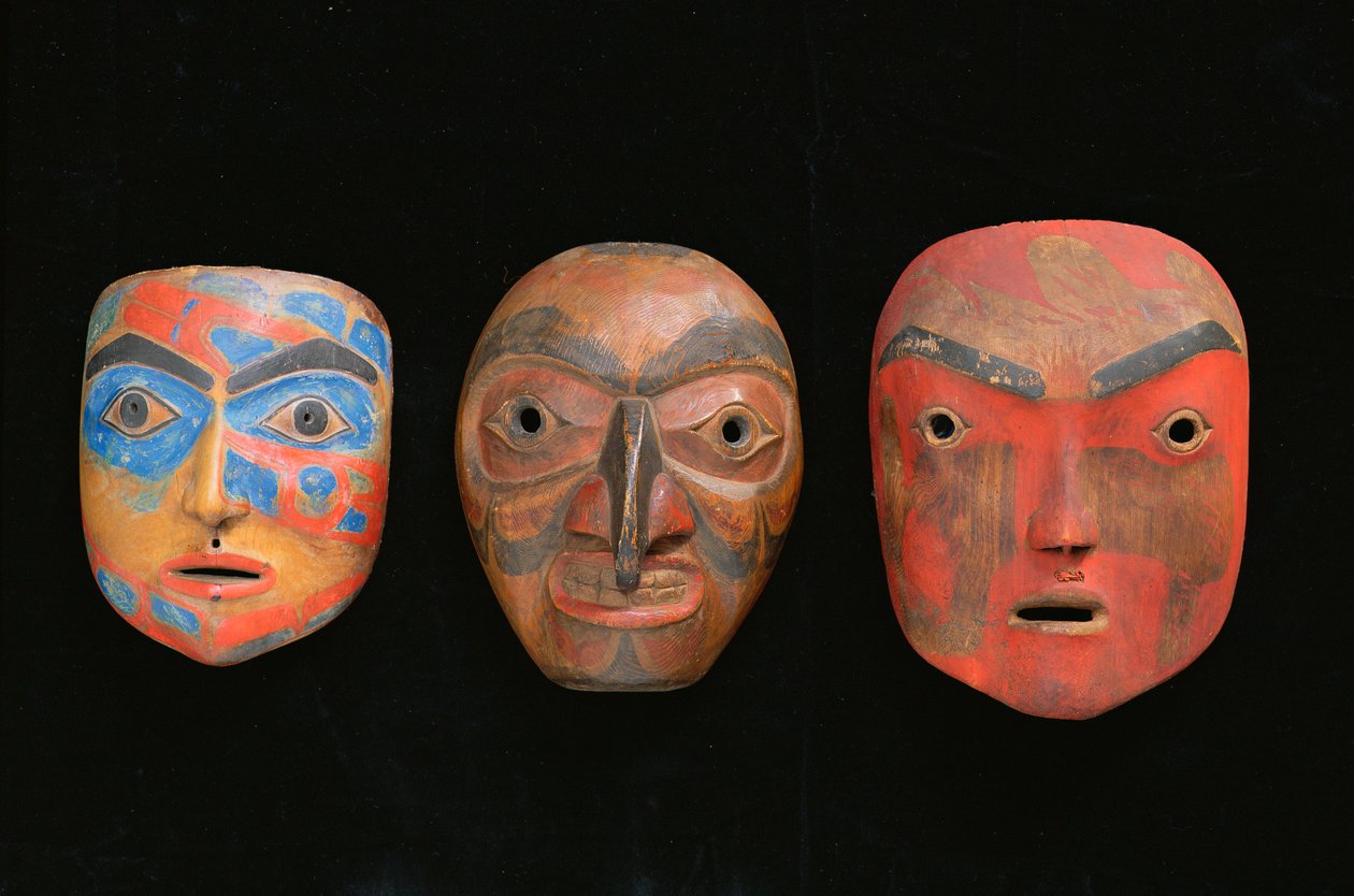 Drie sjamanenmaskers (beschilderd terracotta) door American School