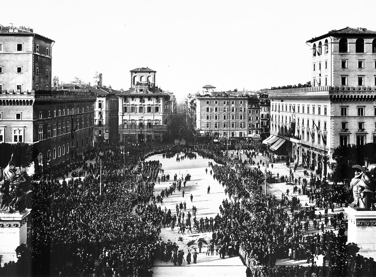 Piazza Venezia in Rome tijdens de fascistische viering ter herdenking van de Onbekende Soldaat bij het Altare della Patria, 04/11/1922 door Anderson Anderson