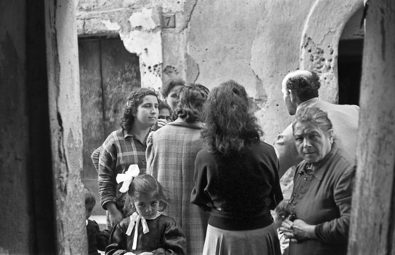 CROTONE - DE CORRESPONDENT LUISTERT door Ando Gilardi