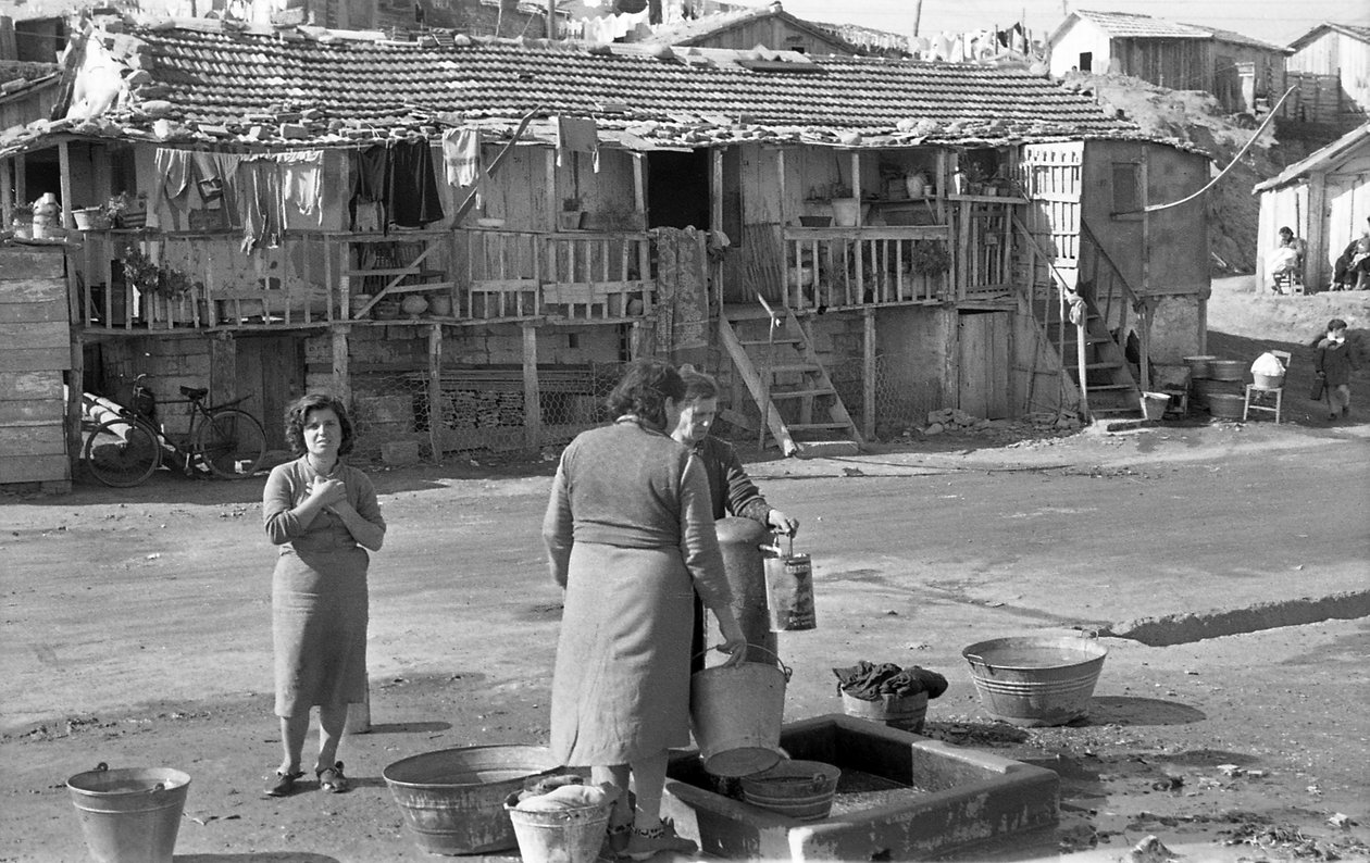 CROTONE - VROUWEN BIJ DE FONTEIN door Ando Gilardi