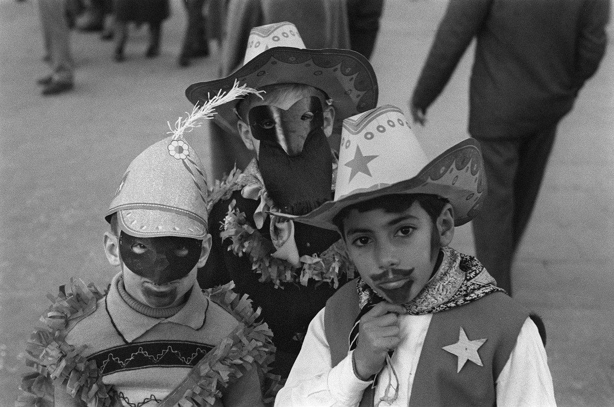 CROTONE, KINDEREN IN MAAS 1957, Crotone door Ando Gilardi