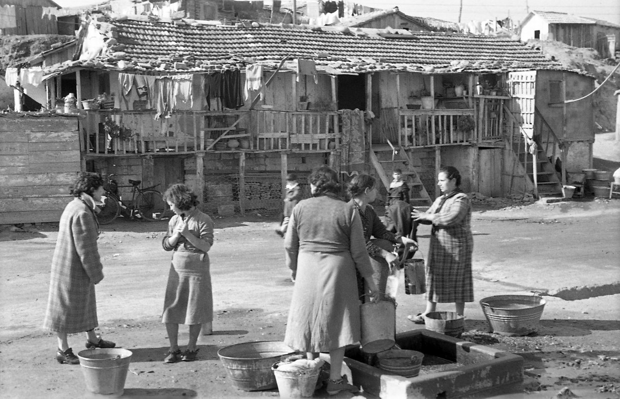 CROTONE, VROUWEN BIJ DE FONTEIN door Ando Gilardi