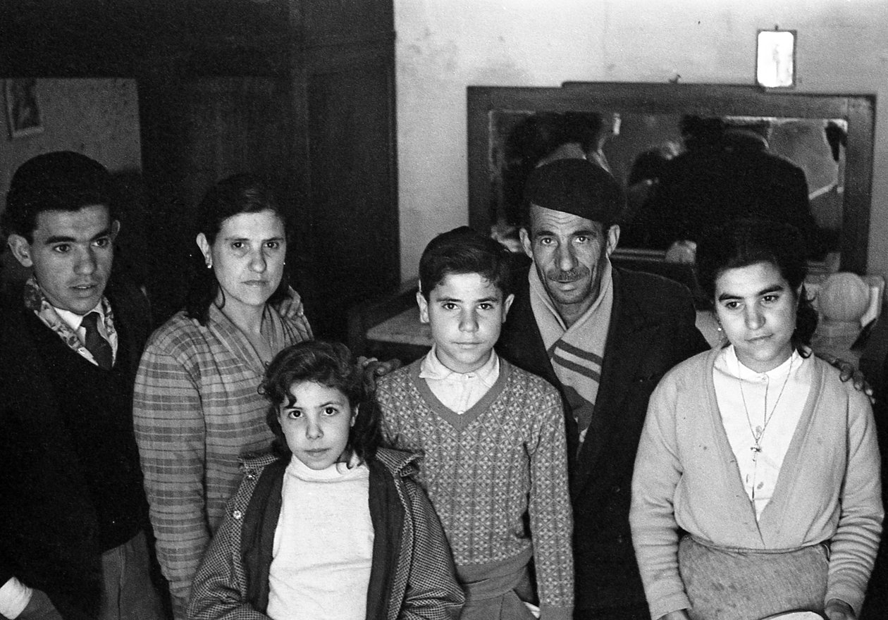 FAMILIEGROEP IN EEN KELDER door Ando Gilardi