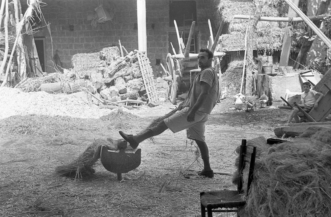 HENNEPVERWERKING OP DE BINNENPLAATS door Ando Gilardi