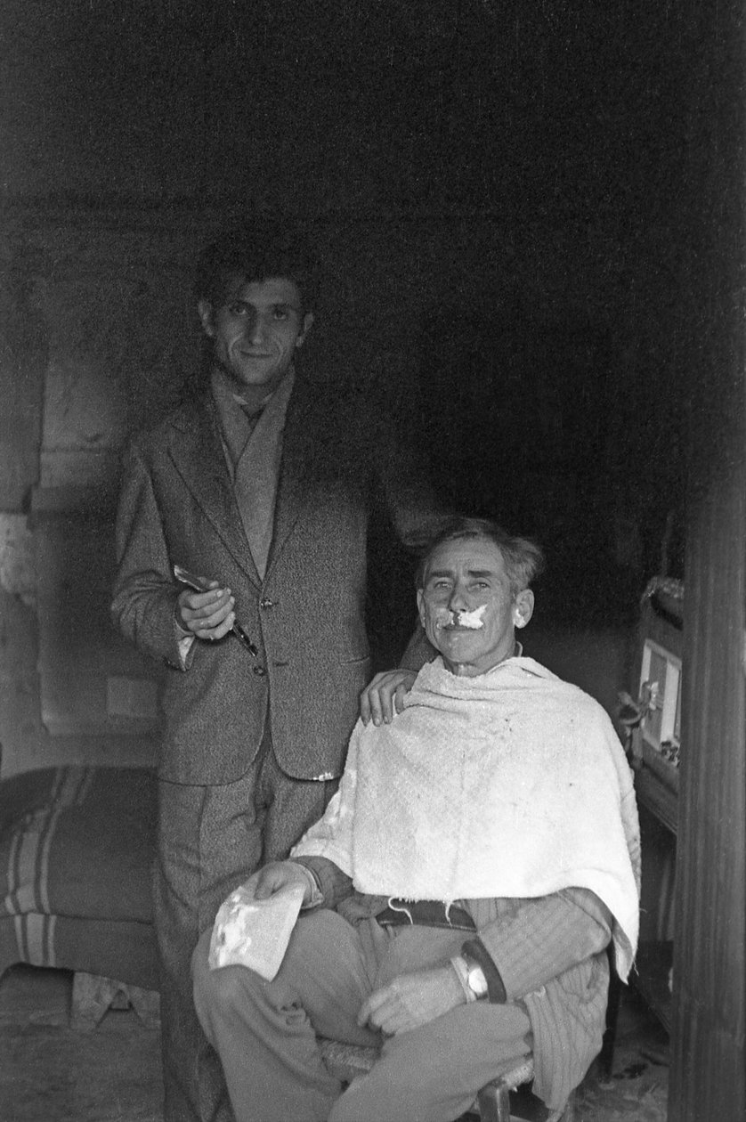 THE SHANGHAI NEIGHBORHOOD BARBER, Crotone door Ando Gilardi