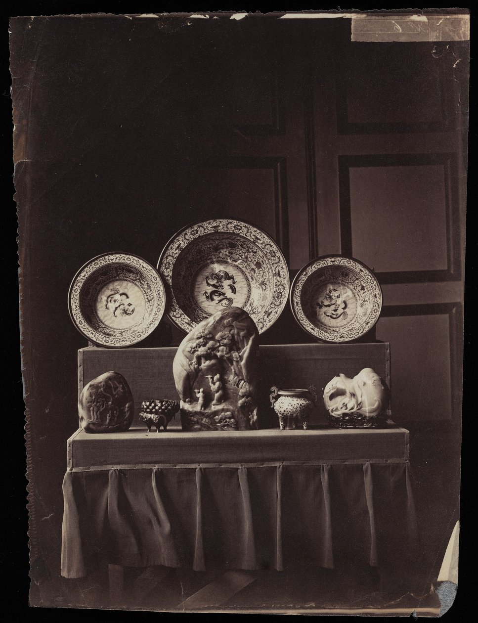 Tentoonstelling in het Musée Chinois van keizerin Eugénie in Fontainebleau, ca. 1861 door Andre Adolphe Eugene Disderi