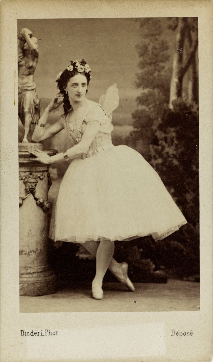 Portret van de balletdanseres Marfa Muravyeva in het ballet Diavolina door Andre Adolphe Eugene Disderi