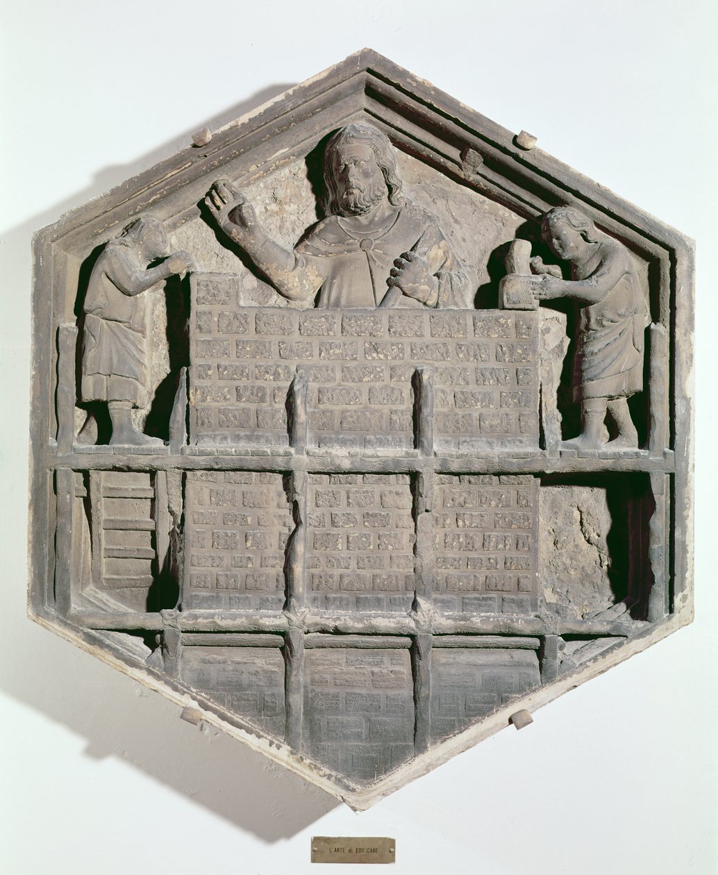 De Kunst van het Bouwen, zeshoekige decoratieve reliëftegel uit een serie die de beoefenaars van de Kunsten en Wetenschappen afbeeldt, mogelijk gebaseerd op ontwerpen van Giotto, c.1334-48 door Andrea Pisano