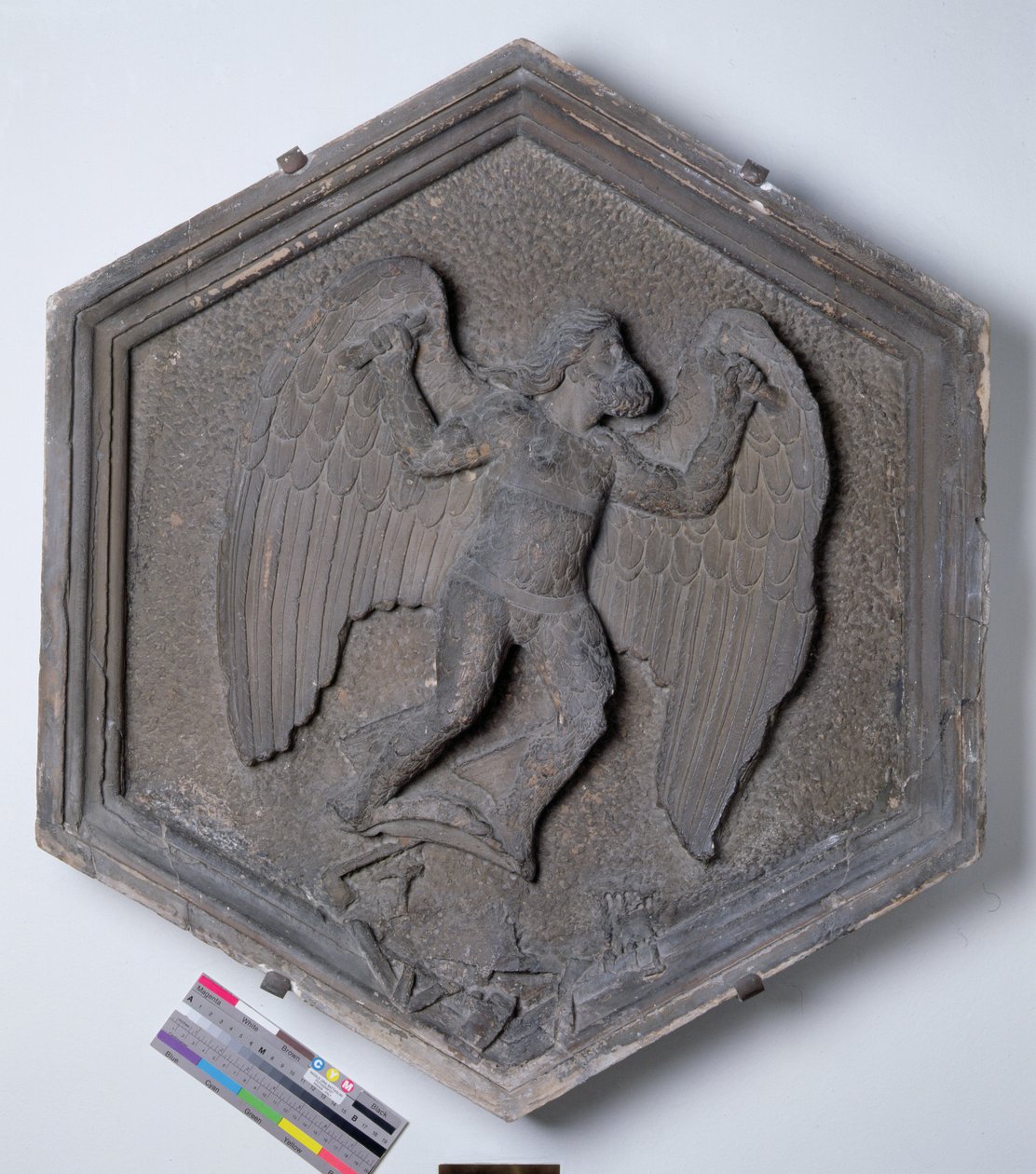 De kunst van het vliegen, Daedalus, zeshoekige decoratieve reliëftegel uit een serie die de beoefenaars van de kunsten en wetenschappen afbeeldt, mogelijk gebaseerd op ontwerpen van Giotto, ca. 1334-48 door Andrea Pisano