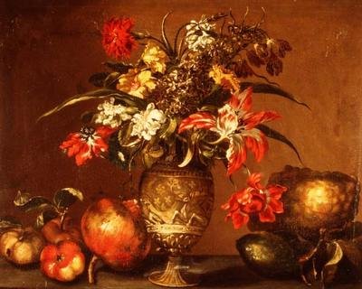 Tulpen, een anjer en andere bloemen in een zilveren vergulde vaas met fruit op een richel door Andrea (after) Belvedere