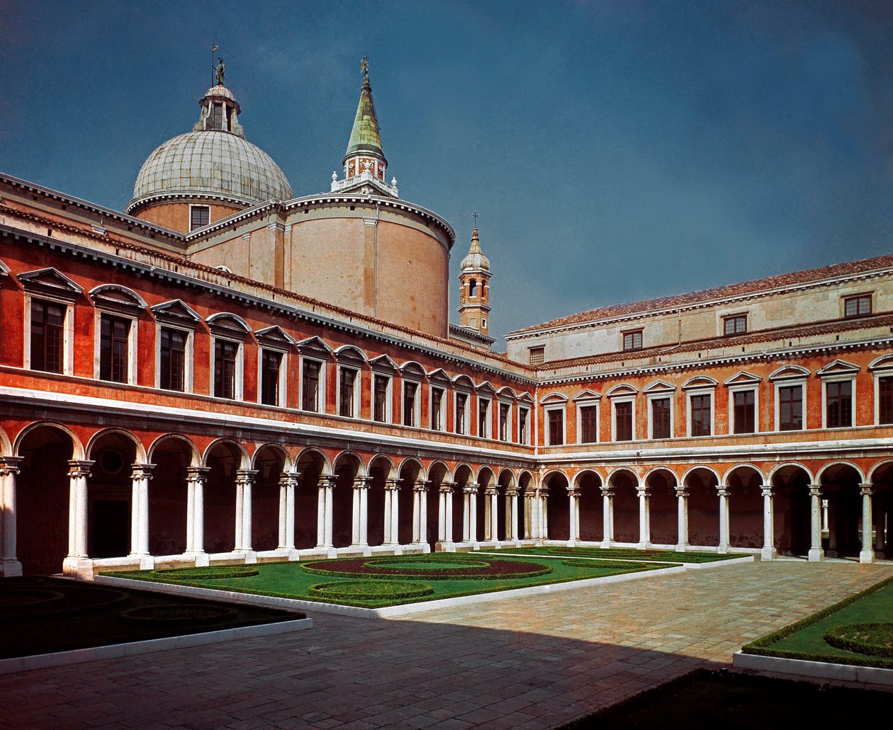 Renaissance architectuur: uitzicht op de kloostergang van de kerk van San Giorgio Maggiore ontworpen door de architect Andrea Palladio door Andrea Palladio