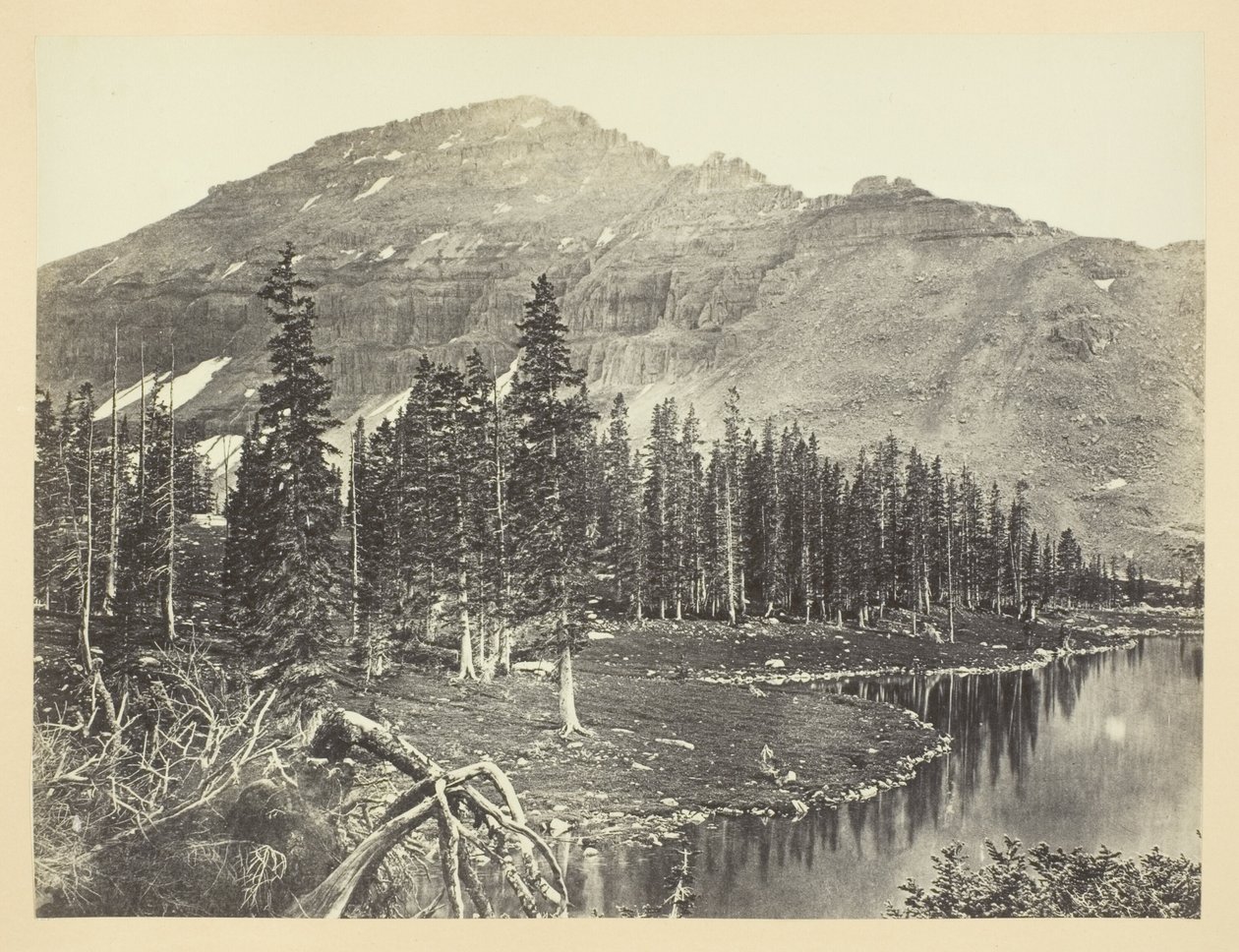 Meer bij de kop van Bear River, Uintah Mountain door Andrew Joseph Russell
