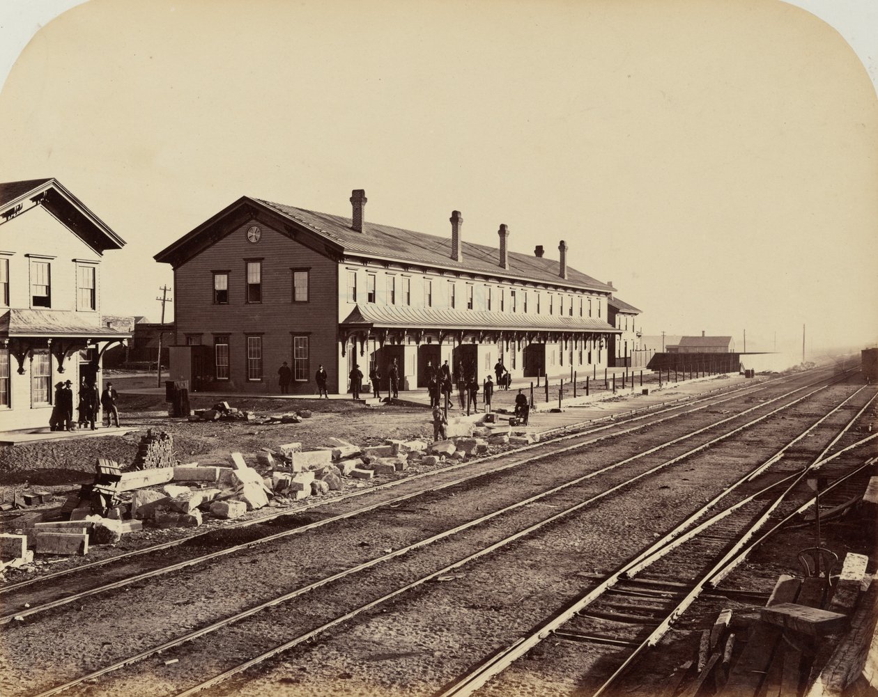 Plaat 15. Laramie Hotel, Laramie City,1869 (foto) door Andrew Joseph Russell